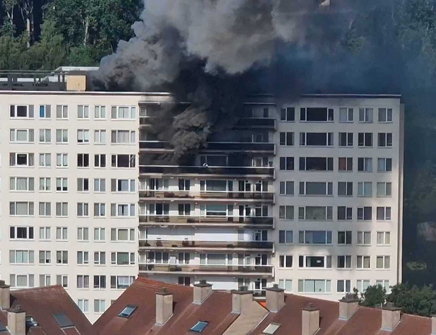АНТВЕРПЕН, 1. ЈУЛА /СРНА/ - Најмање шест особа је погинуло, а неколико повријеђено у пожару у стамбеном блоку на периферији белгијског града Антверпена, саопштила је полиција.
