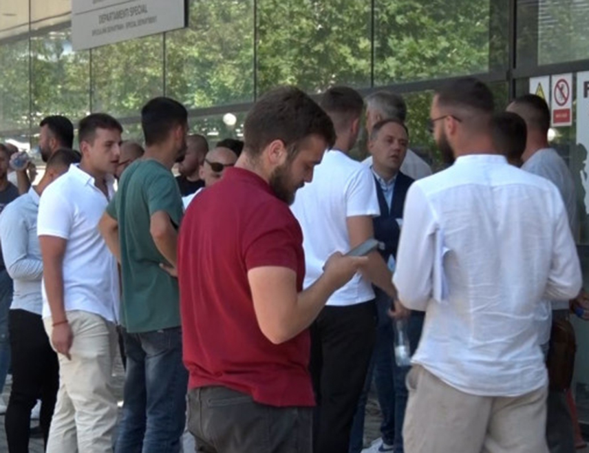 БЕОГРАД, 1. ЈУЛА /СРНА/ - Србима који су на Видовдан били ухапшени на Газиместану, а који су данас пуштени уз новчане казне и изрицање мјере забрана уласка на Косову и Метохију, онемогућено је право на жалбу, рекли су њихови адвокати.
