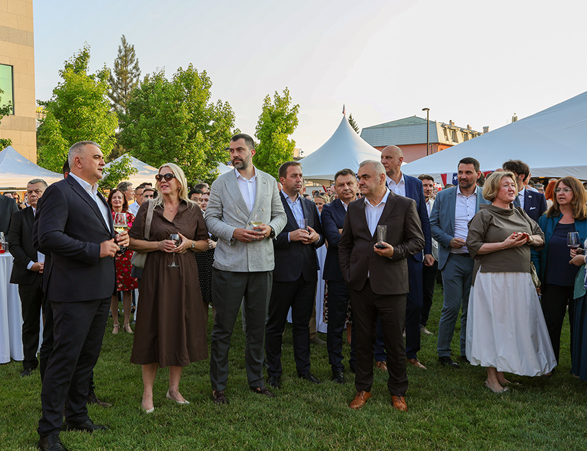 САРАЈЕВО, 1. ЈУЛА /СРНА/ - У америчкој Амбасади у Сарајеву вечерас је организован пријем поводом 250 година од независности Сједињених Држава којем су, између осталих, присуствовали српски члан Предсједништва БиХ Жељка Цвијановић и премијер Републике Српске Саво Минић.