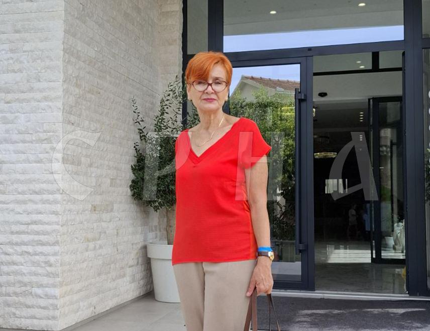 ВИШЕГРАД, 2. ЈУЛА /СРНА/ – Дивна Васић из Вишеграда пронашла је прије неколико дана, у близини новог моста, новчаник у којем се налазило 1.800 евра, лична карта, возачка дозвола, банковне картице и друга лична документа, те одмах отишла у Полицијску станицу и предала пронађано.