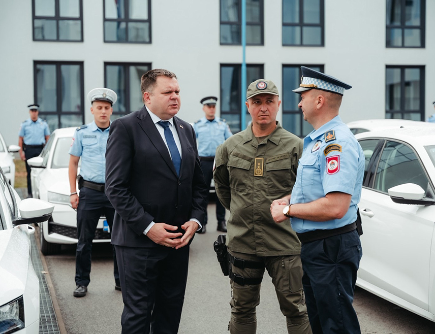 BANJA LUKA, JULY 2 /SRNA/ - The Minister of Interior of Republika Srpska Željko Budimir handed over the keys to 20 new Škoda Octavia passenger vehicles to the Banja Luka Police Administration today, with the aim of improving the work of police officers in the field and increasing efficiency in the execution of daily duties and tasks.