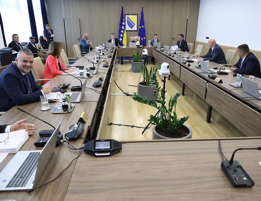 САРАЈЕВО, 2. ЈУЛА /СРНА/ - Савјет министара је на приједлог Правобранилаштва БиХ дао сагласност на уговор о поравнању преосталих неријешених потраживања "Електропривреде Словеније" и БиХ у арбитражном поступку пред Међународним центром за рјешавање инвестицијских спорова у Вашингтону.