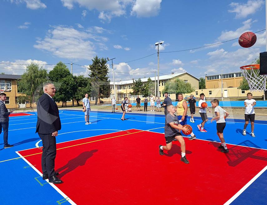 ŠAMAC, JULY 3 /SRNA/ - Prime Minister of Republika Srpska Savo Minić opened today a basketball court at the “Nikola Tesla” Secondary School Center in Šamac, worth BAM 47,000, with funds donated by the Prime Minister’s Office.