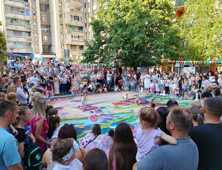 ЗВОРНИК, 3. ЈУЛА /СРНА/ - Традиционална манифестација "Конференција беба" данас је у Зворнику окупила око 150 малишана из Дјечијег вртића "Наша радост", као и малишана рођених у посљедњих годину дана.