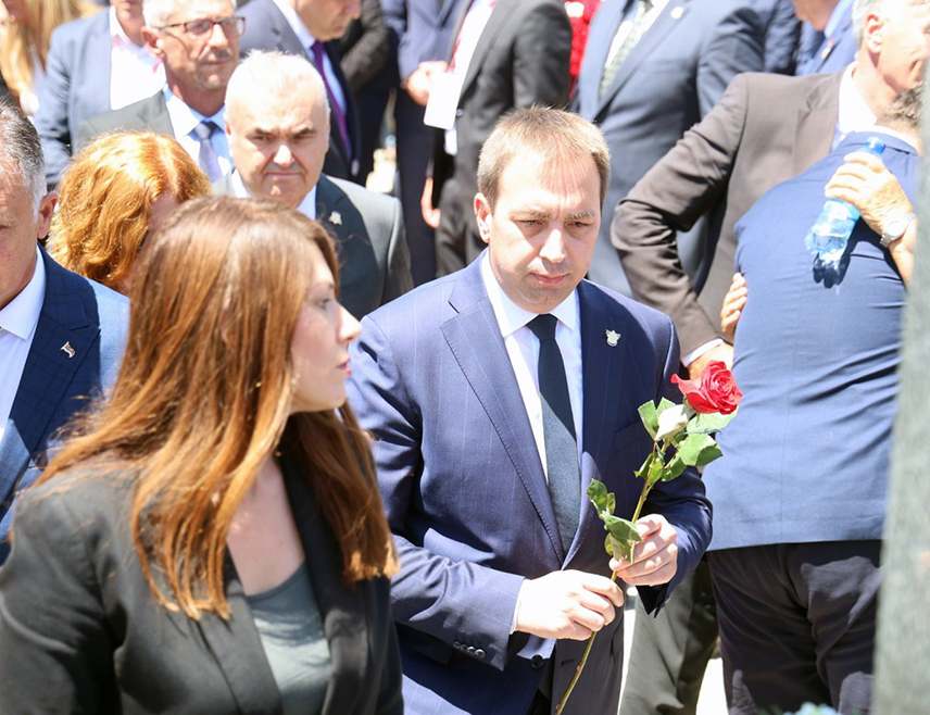 БРАТУНАЦ, 4. ЈУЛА /СРНА/ - Министар правде Републике Српске Горан Селак, који је данас у Братунцу присуствовао обиљежавању више од три деценије од  муслиманског злочина над 3.267 Срба у средњем Подрињу и Бирчу, поручио је да истина о страдању српског народа неће бити заборављена.