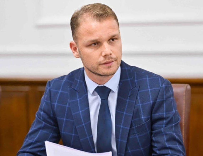 БАЊАЛУКА, 5. ЈУЛА /СРНА/ - Предсједник Покрета "Сигурне Српске" Драшко Станивуковић изјавио је вечерас да је одустао од кандидатуре за предсједника Републике Српске на предстојећим општим изборима.