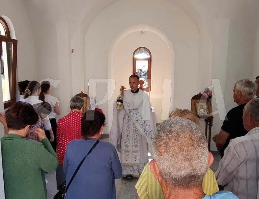 ZAVIDOVIĆI, JULY 7 /SRNA/ - Ivanjdan was marked today in the memorial chapel dedicated to the Beheading of Saint John the Baptist, which is currently under construction in the churchyard of the Church of Saint George in Stog, in the municipality of Zavidovići, in the presence of a small number of returnees and former residents.