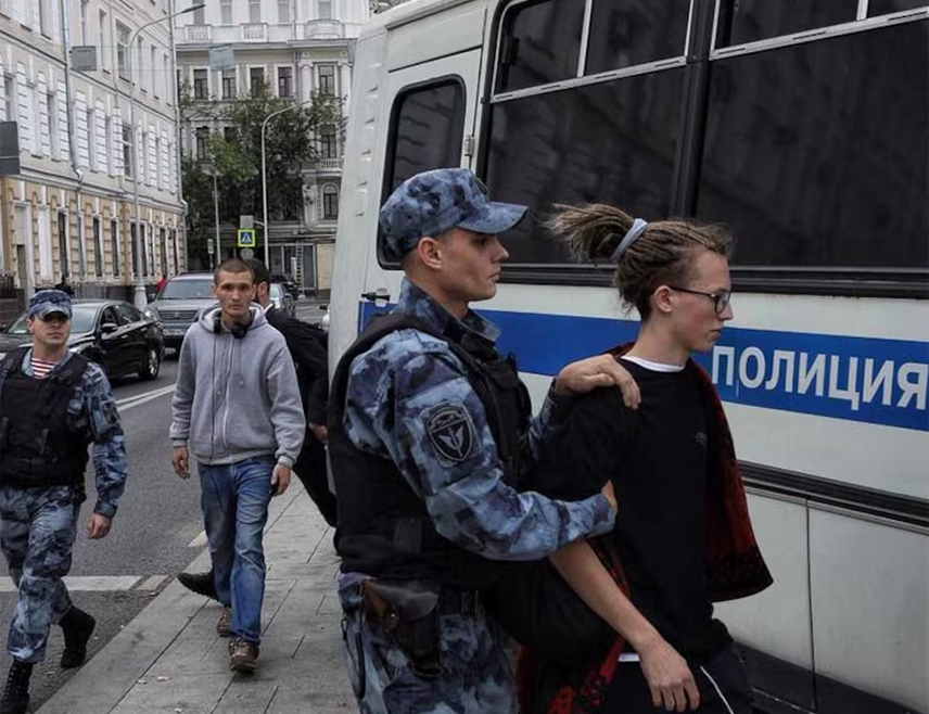 МОСКВА, 7. ЈУЛА /СРНА/ - Директор Одјељења за мултилатералну сарадњу у области људских права руског Министарства спољних послова Григориј Лукјанцев упозорио је да се Естонија, Летонија и Литванија спремају за масовну депортацију говорника руског језика са својих територија.