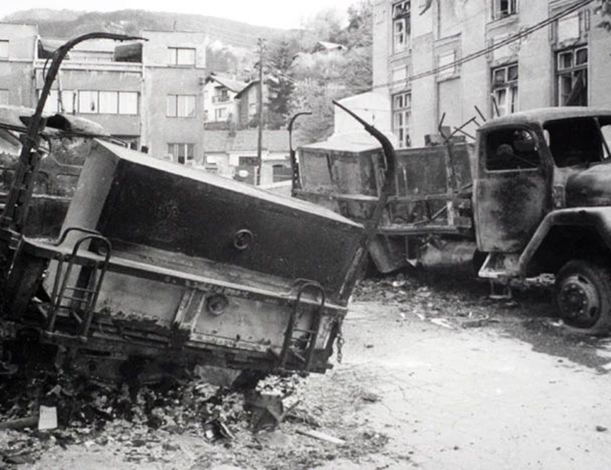 САРАЈЕВО, 8. ЈУЛА /СРНА/ - Свједок Тужилаштва БиХ Властимир Плазинић свједочио је данас на суђењу о нападу на колону ЈНА у Добровољачкој улици у Сарајеву, о томе како је заробљен заједно са потпоручником Богољубом Пелемишем којег су припадници Зелених беретки препознали и претукли.