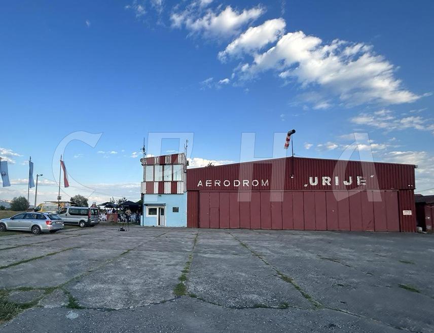 ПРИЈЕДОР, 8. ЈУЛА /СРНА/ - На Аеродрому "Урије" код Приједора вечерас је одржано дружење са дугогодишњим пријатељима, спонзорима и људима који су годинама пружали несебичну подршку како би се одржала традиција падобранских скокова у граду на Сани.