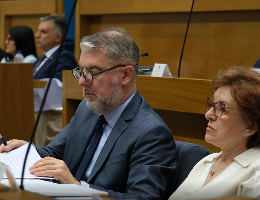 БАЊАЛУКА, 8. ЈУЛА /СРНА/ - Министар здравља и социјалне заштите Републике Српске Ален Шеранић истакао је да се Приједлогом закона о измјенама и допунама Закона о обавезном здравственом осигурању прецизније уређују права.