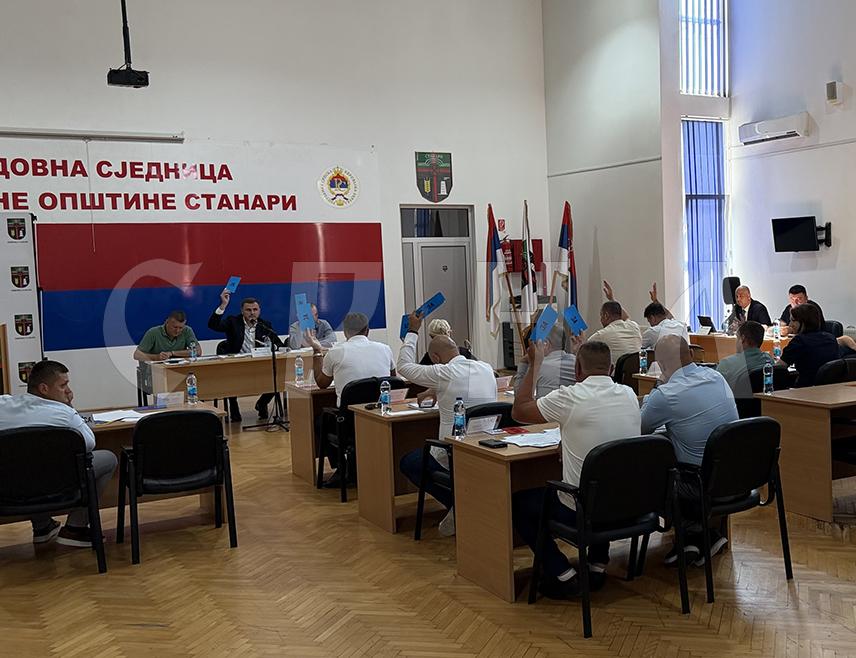 СТАНАРИ, 10. ЈУЛА /СРНА/ - Скупштина општине Станари данас је на ванредној сједници усвојила буџет за ову годину у износу од 15,8 милиона КМ и донијела одлуку о престанку рада Агенције за развој, чији је оснивач.