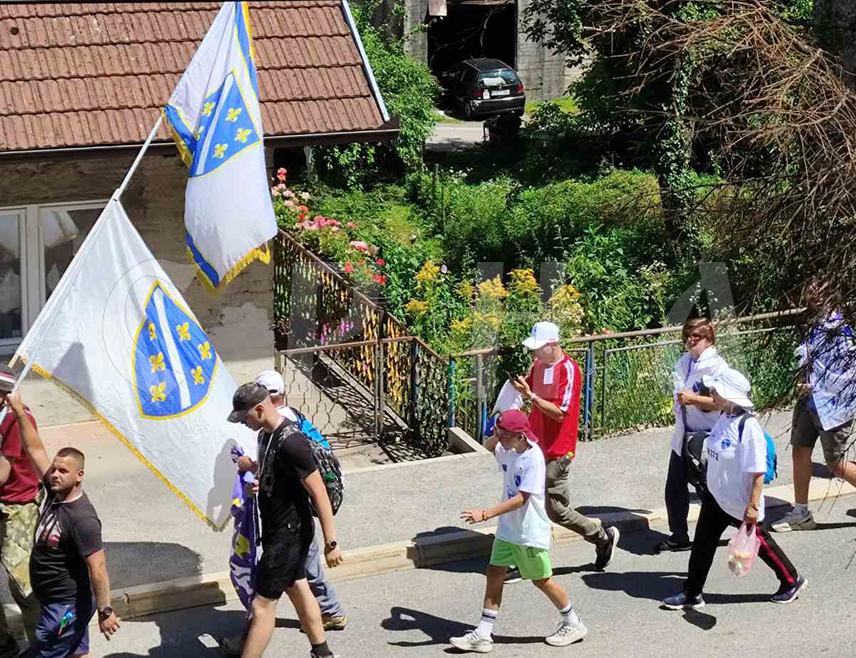 СРЕБРЕНИЦА, 10. ЈУЛА /СРНА/ - Кроз Сребреницу је данас прошла колона од око 200 учесника бошњачког такозваног марша мира, на чијем челу је била истакнута застава БиХ, док су појединци носили неколико бијелих застава са љиљанима, али без мачева.