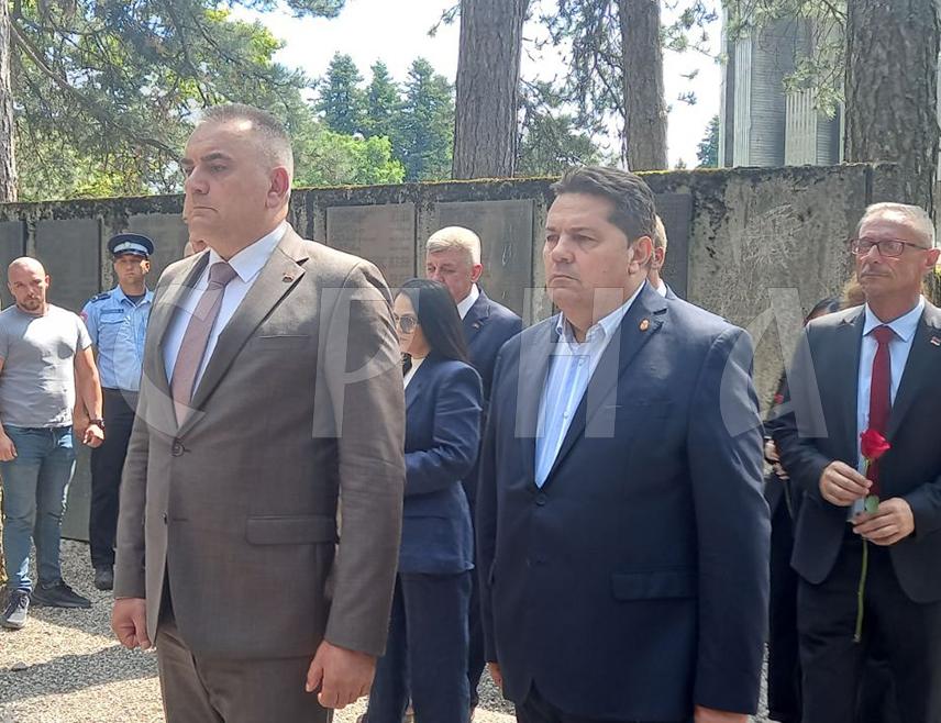 ПРИЈЕДОР, 11. ЈУЛА /СРНА/ - Званичници Републике Српске положили су вијенце и цвијеће на Спомен-обиљежју на Мраковици гдје се данас обиљежавају 84 године од Битке на Козари.
