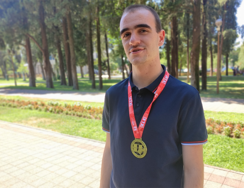 ТРЕБИЊЕ, 11. ЈУЛА /СРНА/ - Вук Јанковић, ученик трећег разреда Гимназије "Јован Дучић" из Tребиња, освојио је бронзану медаљу на Међународној олимпијади из физике, одржаној у Букараманги у Колумбији.