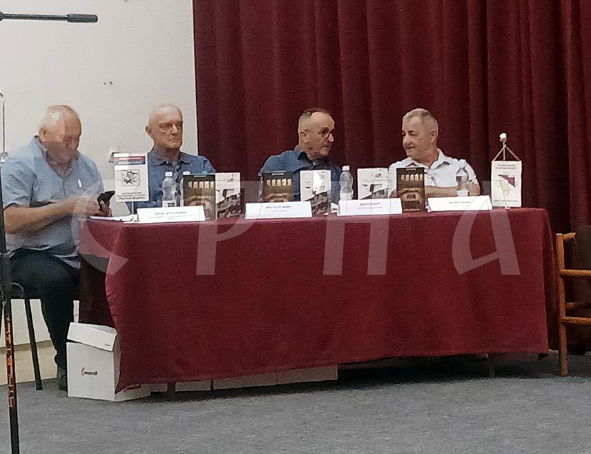 МОДРИЧА, 12. ЈУЛА /СРНА/ - У Модричи је представљена књига "Ожиљци који говоре", аутора Драге Божића из Бабине Греде код Орашја, у којој говори о данима проведеним, у заточеништву у логору Доња Махала код Орашја 1992. и 1993. године.