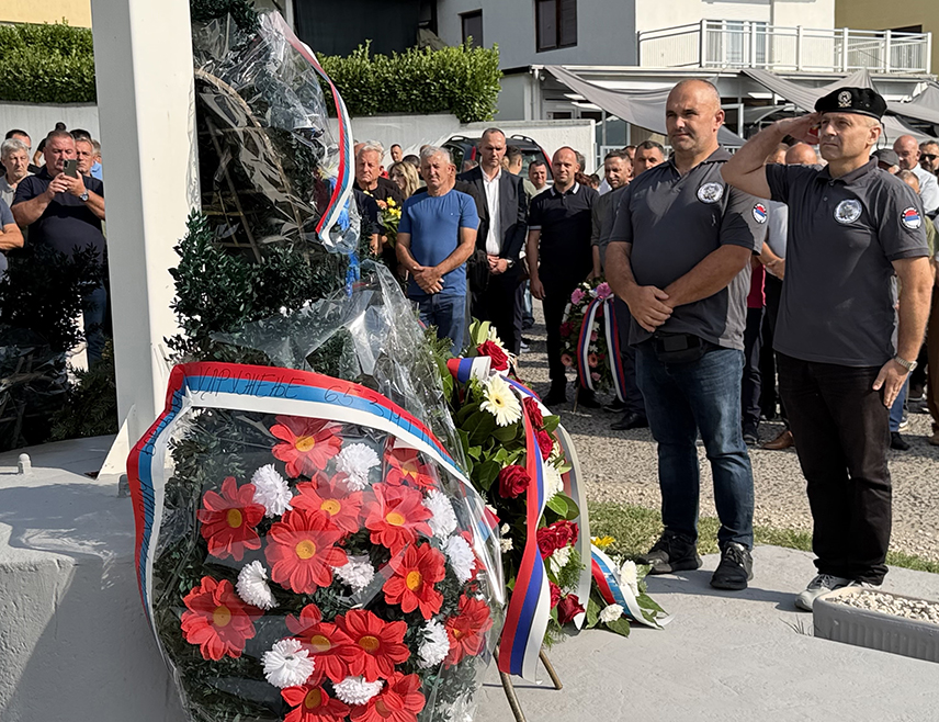ДОБОЈ, 12. ЈУЛА /СРНА/ - У Добоју су обиљежене 34 године од Петровданске битке у којој је Војска Републике Српске /ВРС/ одбила офанзиву муслиманско-хрватских снага које су намјеравале да војно споје зенички и тузлански корпус и тако доврше етничко чишћење српског становништва са тог подручја.