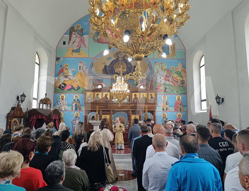 ТРНОВО, 12. ЈУЛА /СРНА/ – Његово високопреосвештенство митрополит дабробосански Хризостом служио је Свету архијерејску литургију у Храму Светог великомученика Георгија у Трнову поводом крсне славе општине - Петровдана, а потом је улицама града прошла свечана литија.