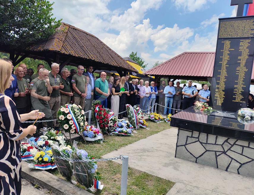 СРЕБРЕНИЦА, 12. ЈУЛА /СРНА/ - Борба за правду за Србе из сребреничких и братуначких села убијене 12. јула 1992. године биће настављена, поручено је данас у Залазју код Србенице, гдје су обиљежене 34 године од страдања 69 српских цивила и војника које су на Петровдан убили припадници муслиманских снага.