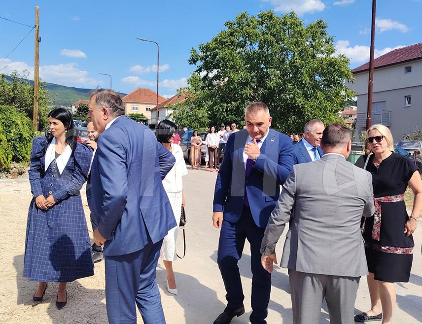БИЛЕЋА, 13. ЈУЛА /СРНА/ - Предсједник Владе Републике Српске Саво Минић, српски члан Предсједништва БиХ Жељка Цвијановић и предсједник СНСД-а Милорад Додик стигли су у Билећу да би се увјерили како тече изградња новог дјечијег вртића.
