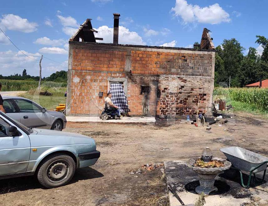 GRADIŠKA, JULY 13 /SRNA/ - Residents of the Gradiška settlement of Laminci have launched a fundraising campaign to help rebuild the home of their neighbour, Aziz Pećanin, whose roof and an outbuilding were destroyed in a fire that spread from the auxiliary building.