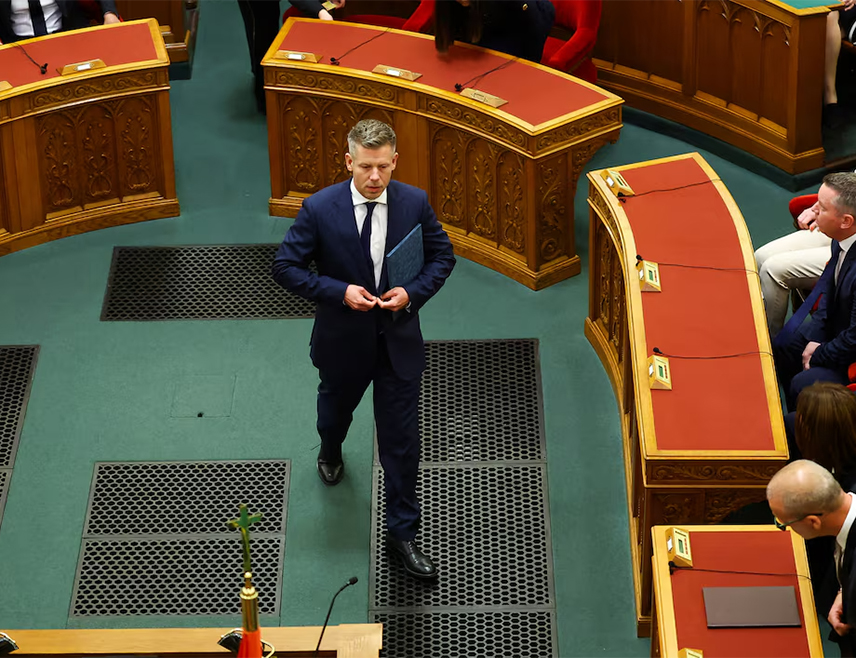 БУДИМПЕШТА, 13.  ЈУЛА /СРНА - РИА Новости/ - Мађарски парламент је у одсуству опозиционих странака усвојио амандман на Устав који, између осталог, предвиђа смјену предсједника и ограничење мандата посланика.