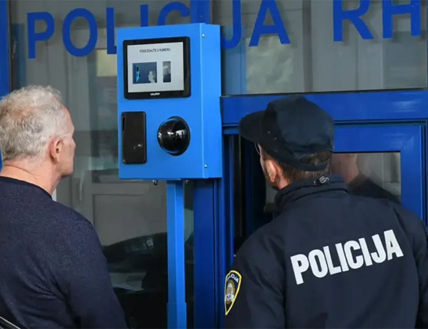 ЗАГРЕБ, 13. ЈУЛА /СРНА/ - Хрватска сматра веома корисним систем уласка/изласка /ЕЕС/ на граничним прелазима, до сада је више од 5.000 лица добило забрану уласка у земљу због безбједносних разлога, изјавио је министар унутрашњих послова Давор Божиновић.