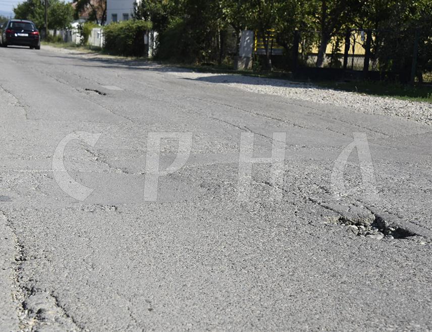 БАЊАЛУКА, 16. ЈУЛА /СРНА/ - Улица Владислава Скарића у бањалучком насељу Врбања, деценијама није потпуно реконструисана, а отварањем новог моста у Чесми постала је и преоптерећена саобраћајем, те становници ове, око три километра дуге улице, траже њену хитну реконструкцију као и рјешавање других дугогодишњих проблема, кажу саговорници Срне.