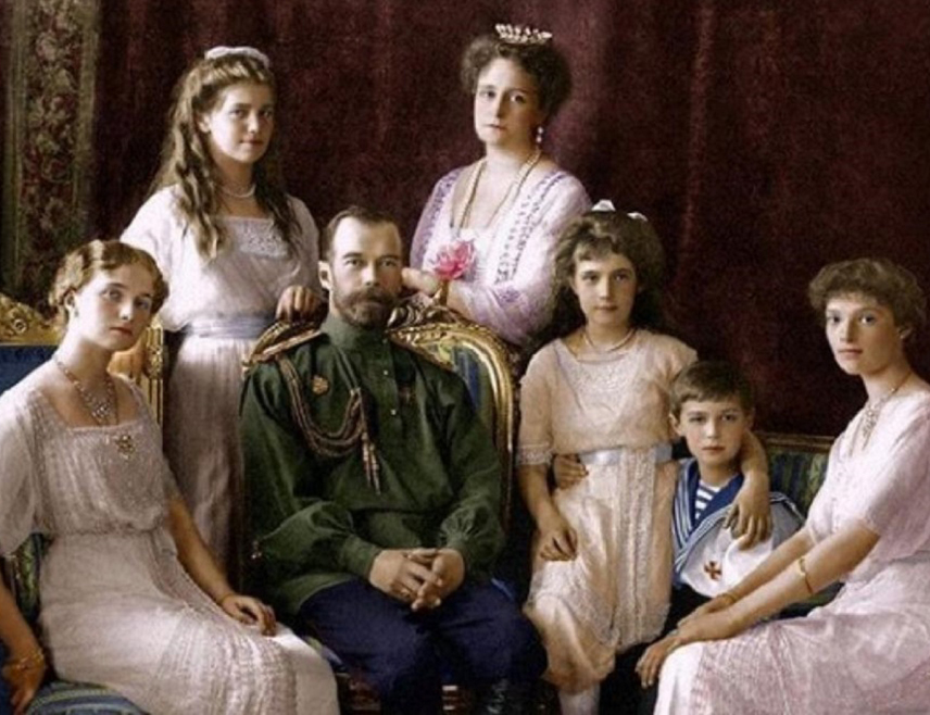БИЈЕЉИНА, 16. ЈУЛА /СРНА/ - Бољшевици су 17. јула 1918. године у Јекатеринбургу убили чланове руске царске породице Романов - цара Николаја, царицу Александру, њиховог сина престолонасљедника Алексеја и четири кћерке, велике кнегиње Олгу, Татјану, Марију и Анастасију.