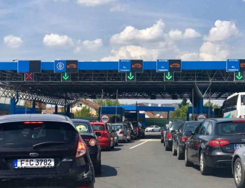 БАЊАЛУКА, 17. ЈУЛА /СРНА/ - Саобраћај се на већини путева у Републици Српској и Федерацији БиХ /ФБиХ/ одвија редовно, уз веће гужве на граничном прелазу Изачић, саопштио је Ауто-мото савез /АМС/ Републике Српске.