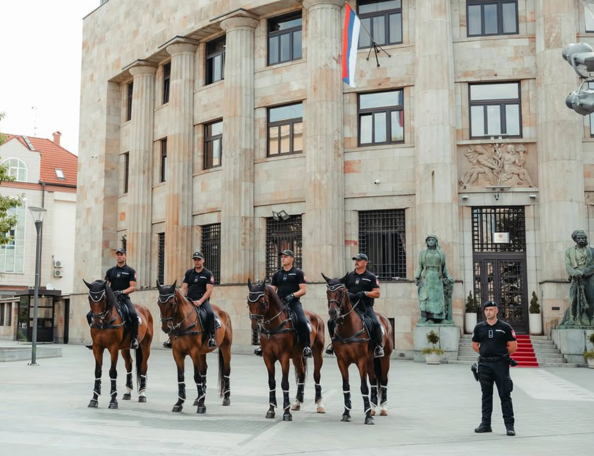БАЊАЛУКА, 17. ЈУЛА /СРНА/ - Патрола коњице Жандармерије Министарства унутрашњих послова /МУП/ Републике Српске прошетала је данас центром Бањалуке и привукла пажњу бројних грађана.