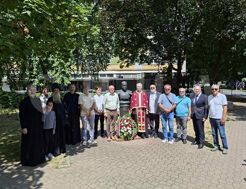 БАЊАЛУКА, 17. ЈУЛА /СРНА/ - Код споменика руском цару Николају Другом Романову у Бањалуци данас је служен молебан и положени вијенци поводом 108 година од погубљења царске породице Романов.