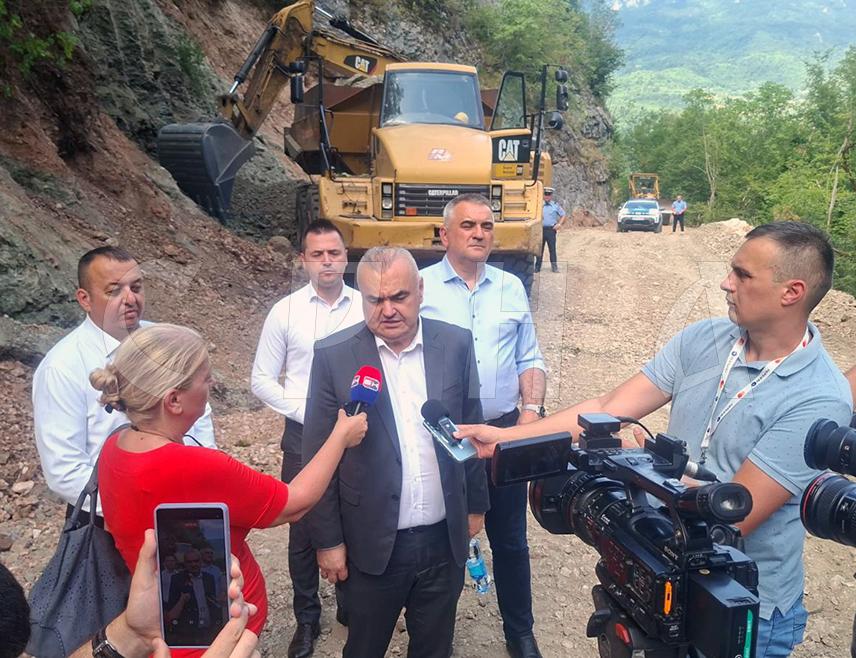 ФОЧА, 17. ЈУЛА /СРНА/ - Министар саобраћаја и веза Зоран Стевановић рекао је данас да ће на путном правцу Тјентиште-Фоча бити изграђен веома захтјеван мост, који кошта око 11 милиона КМ, а укључиваће се на путни правац Фоча-Шћепан Поље.