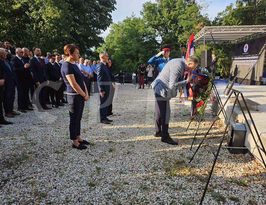 ПРИЈЕДОР, 19. ЈУЛА /СРНА/ - Више делегација положило је вијенце на споменик у Мацурама код Приједора у оквиру обиљежавања Дана сјећања на дјецу убијену током геноцида над Србима, Јеврејима и Ромима у Независној Држави Хрватској /НДХ/ од 1941. до 1945. године.