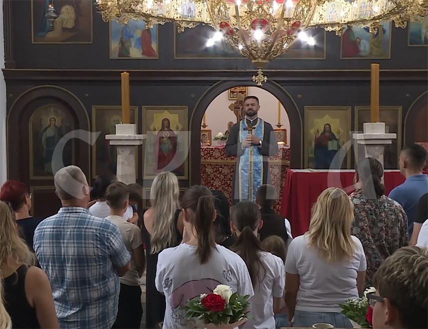 ИЛИЏА, 19. ЈУЛА /СРНА/ - Завичајно удружење Илиџанаца и пријатеља Илиџе организовали су данас у порти Храма Светог Саве у Блажују традиционално петровданско дружење с циљем очувања сјећања на родни крај и подучавање млађих генерација да традицију треба чувати од заборава.