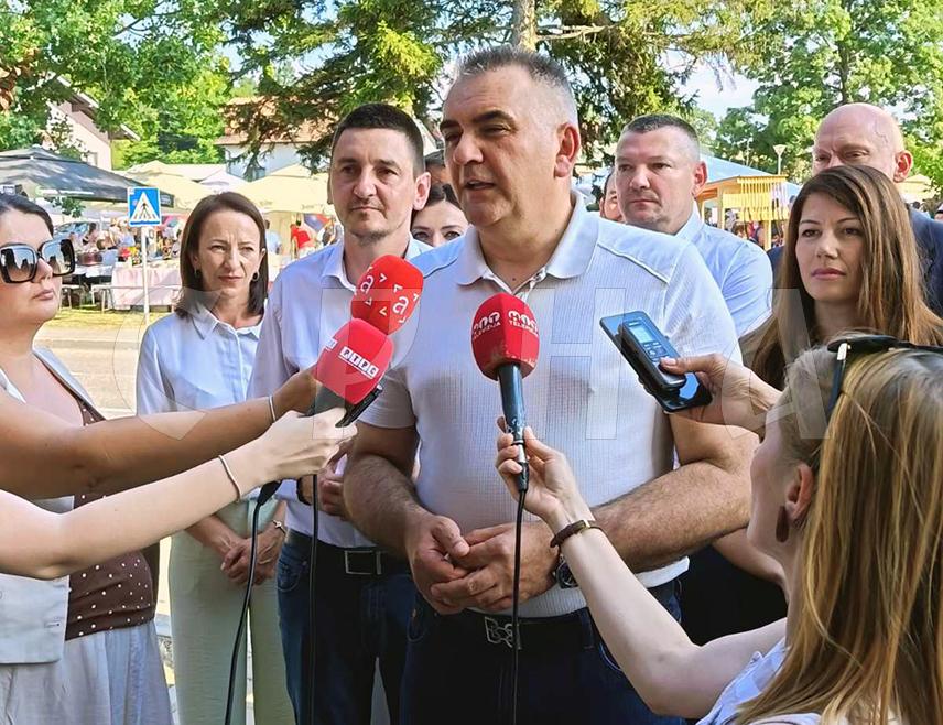 ПЕЛАГИЋЕВО, 19. ЈУЛА /СРНА/ - Предсједник Владе Републике Српске Саво Минић присуствовао је у Пелагићеву манифестацији "Гастро сусрети" која је окупила 60 излагача и хиљаду посјетилаца из земаља региона, и похвалио напредак ове локалне заједнице у Посавини, као и оваква дружења која су чувари традиције.