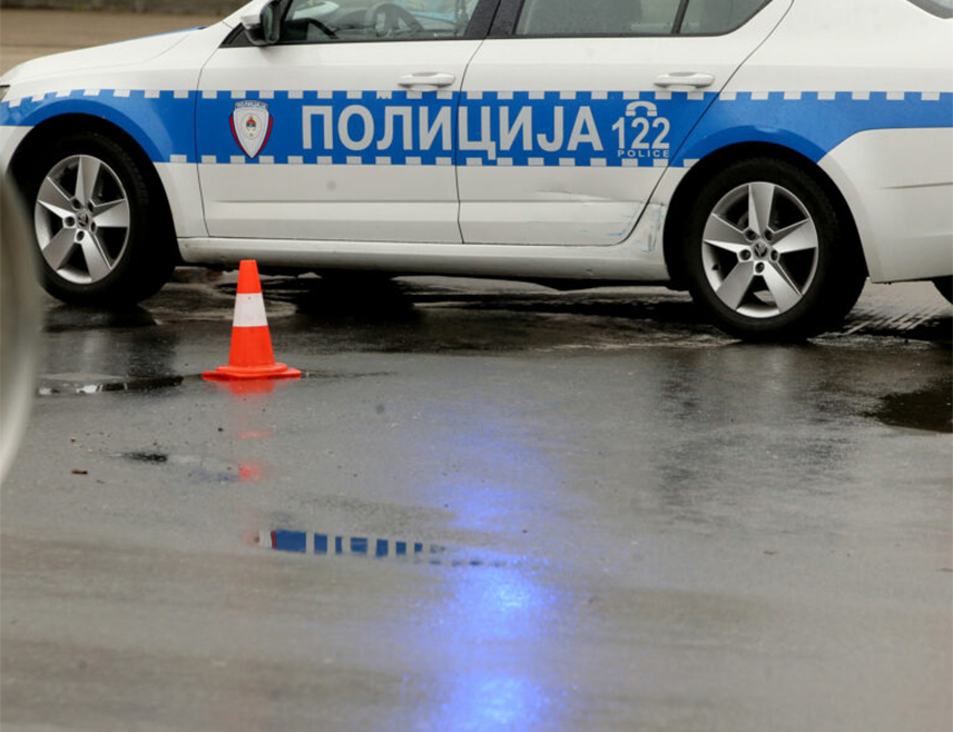 ЗВОРНИК, 20. ЈУЛА /СРНА/ - Три лица јутрос су повријеђена, од којих двоје теже, у судару три возила у Шепку на магистралном путу Зворник-Бијељина, речено је Срни у Полицијској управи Зворник.
