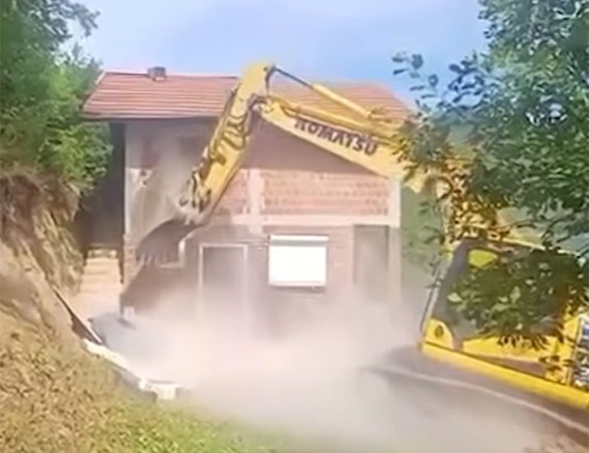 БЕОГРАД, 21. ЈУЛА /СРНА/ - На обали језера Газиводе почело је рушење викендица у власништву Срба, у присуству јаких снага такозване косовске полиције.