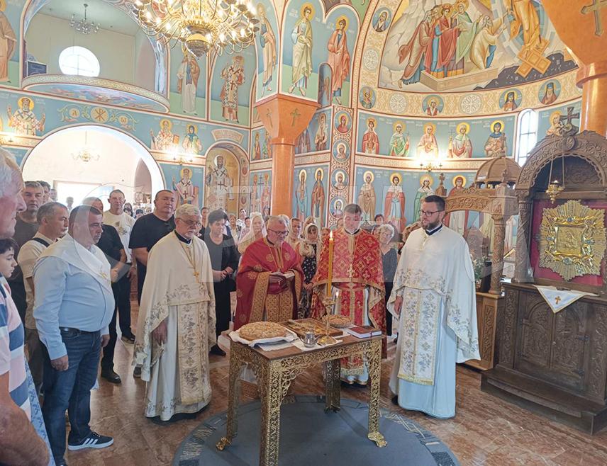 ВОЈКОВИЋИ, 21. ЈУЛА /СРНА/ – Одбрана насеља Војковићи, Грлица и Крупац гдје је Војска Републике Српске спријечила продор муслиманских снага према Илиџи и Палама била је од пресудног значаја за сарајевско-романијску регију и Републику Српску, поручено је са манифестације "Четврти август - Да се не заборави" у Војковићима.