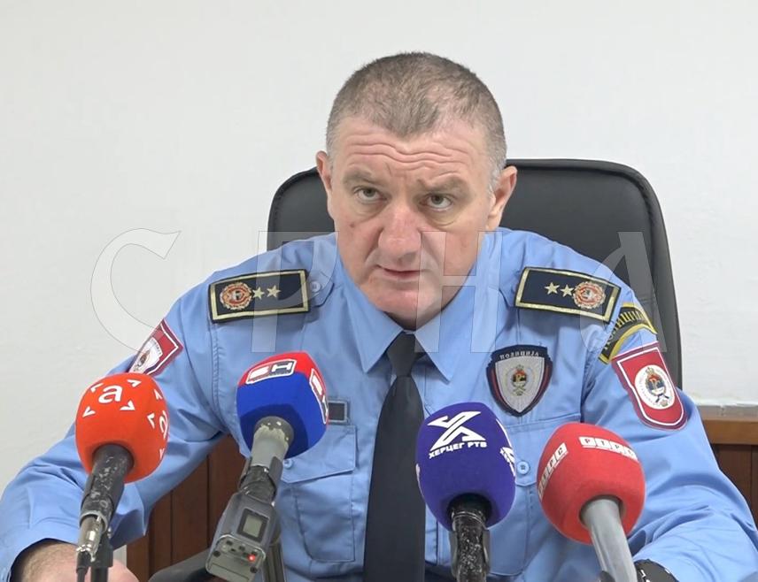 TРЕБИЊЕ, 21. ЈУЛА /СРНА/ - Лице које пријетило ножем полицајцу у Полицијској станици Требиње спроведено је на Одјељење психијатрије требињске болнице, рекао је начелник Полицијске управе Синиша Лакета.