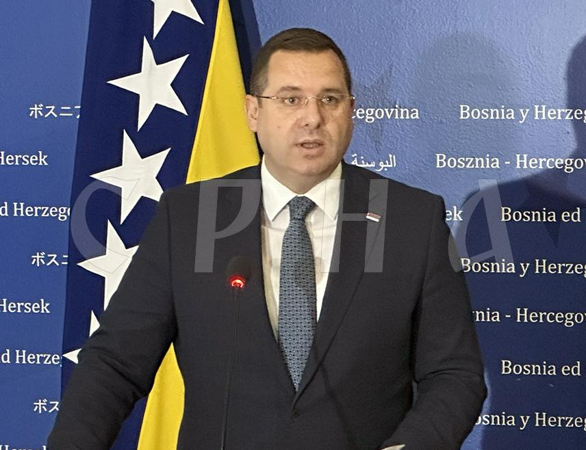 САРАЈЕВО, 21. ЈУЛА /СРНА/ - СНСД је уз свој народ и нема проблем да побиједи на предстојећим изборима без обзира на Кристијана Шмита, ЦИК, опозицију и уједињену бошњачку структуру из Сарајева која атакује на Републику Српске, рекао је портпарола странке Радован Ковачевић.