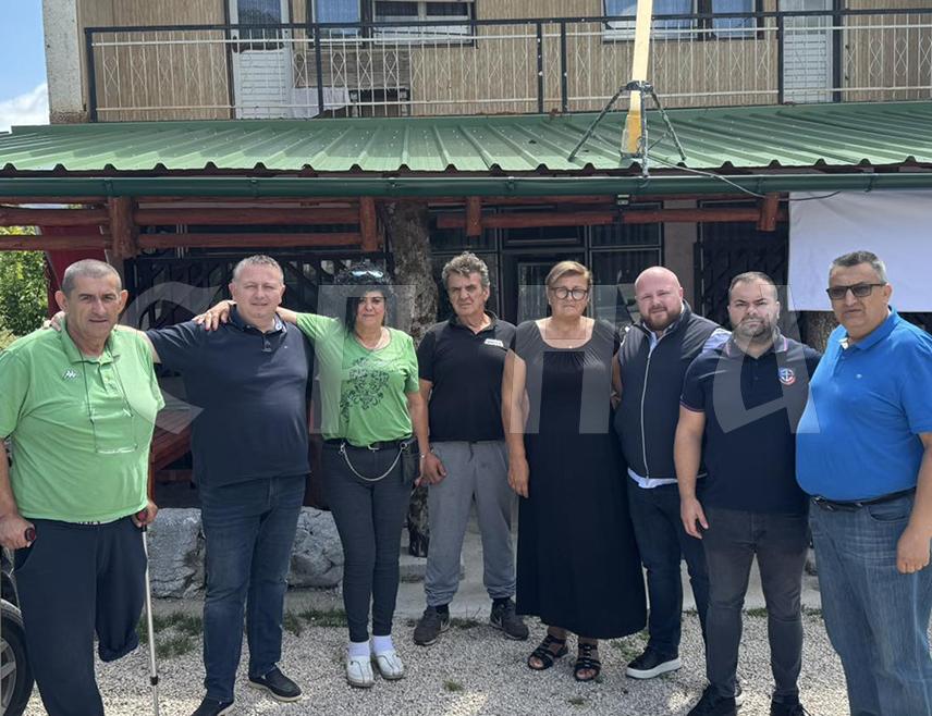 БАЊАЛУКА, 22. ЈУЛА /СРНА/ - Вршилац дужности директора Републичког секретаријата за расељена лица и миграције Слађан Јовић посјетио је данас српске повратнике Мику Давидовић и њеног супруга Жељка Матића које су напала три Бошњака у Лушци Паланци код Санског Моста и истакао да је неопходно да повратиници добију заштиту.