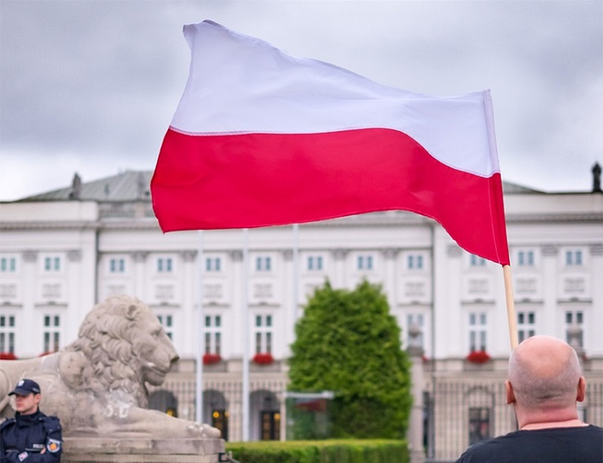 ВАРШАВА, 23. ЈУЛА /СРНА/ - Власти Пољске депортоваће украјинског држављанина који је бацио ранац на шине и тиме на два сата обуставио рад варшавског метроа, саопштила је полиција.