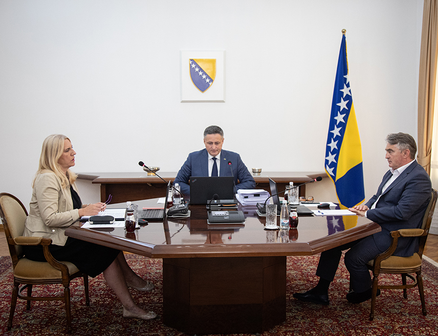 САРАЈЕВО, 23. ЈУЛА /СРНА/ - Предсједништво БиХ усвојило је данас извјештај о извршењу буџета институција и међународних обавеза БиХ за прошлу годину, који ће бити достављен Парламентарној скупштини БиХ на разматрање и усвајање.