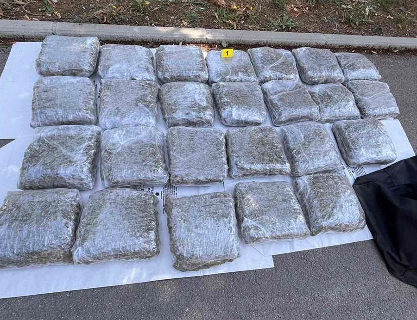 САРАЈЕВО, 23. ЈУЛА /СРНА/ - Федерална полиција данас је у претресима стана и два аутомобила у Кантону Сарајево пронашла око 35 килограма дроге и ухапсила једно лице.