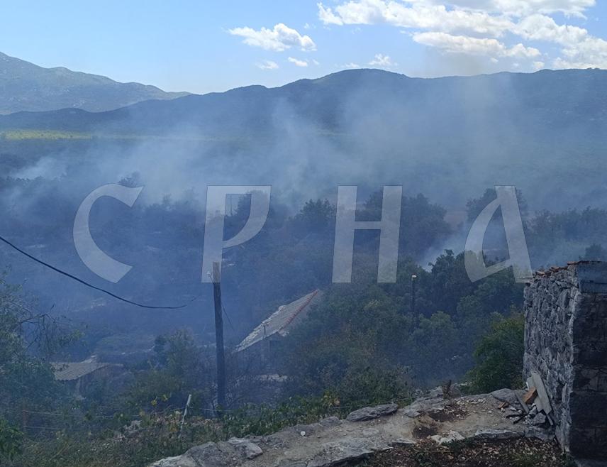 TREBINJE, JULY 24 /SRNA/ - A fire broke out today in the village of Hum, where one auxiliary building has burned down, and Trebinje firefighters are defending houses from the flames, the Territorial Firefighting Unit told SRNA.