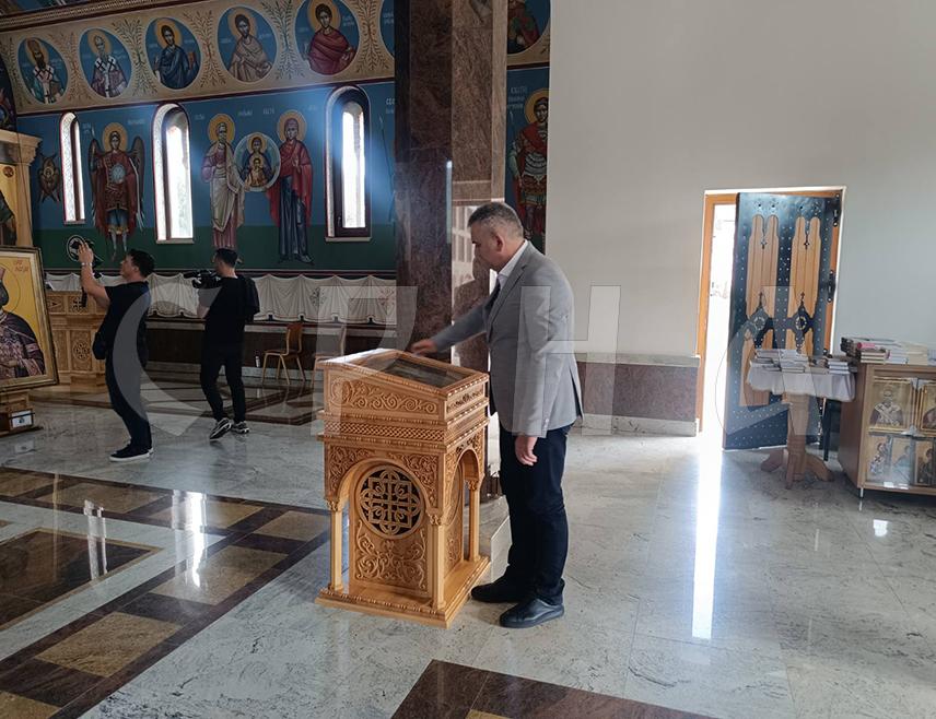 ВИШЕГРАД, 24. ЈУЛА /СРНА/ - Предсједник Владе Републике Српске Саво Минић је током данашње посјете Вишеграду разговарао са грађанима и са начелником Младеном Ђуревићем, те обишао Храм Светог цара Лазара.