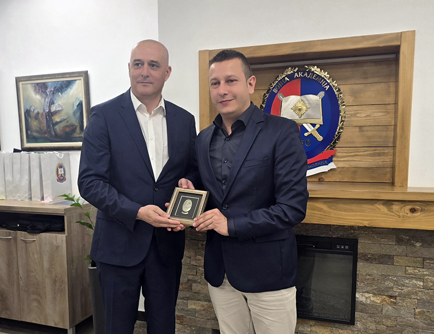 БЕОГРАД, 24. ЈУЛА /СРНА/ - Замјеник министра одбране у Савјету министара Александар Гогановић разговарао је у Београду са начелником Војне академије Војске Србије Жељком Фурунџићем о наставку успјешне сарадње у области војног образовања и могућностима њеног даљег унапређења.