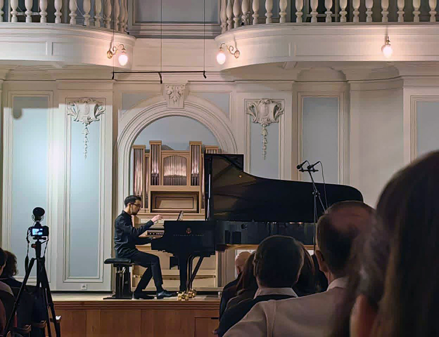 NOVI GRAD, JULY 25 /SRNA/ – Twenty-three-year-old pianist Nikola Đorojević from Novi Grad has completed his fourth year of studies at the prestigious Moscow Tchaikovsky Conservatory with the highest grades, and he has around one thousand concerts behind him.
