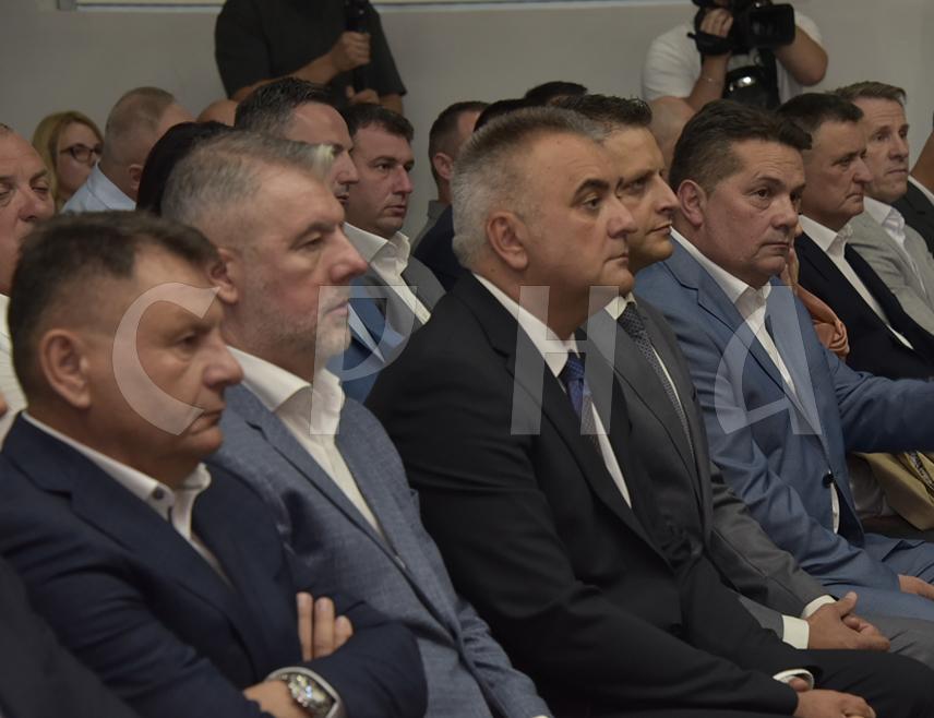 ЧЕЛИНАЦ, 25. ЈУЛА /СРНА/ - У Челинцу је почела свечана сједница Скупштине општине поводом Дана и крсне славе општина - Сабора Светог архангела Гаврила, којој присуствују премијер Републике Српске Саво Минић и предсједник Народне скупштине Ненад Стевандић.